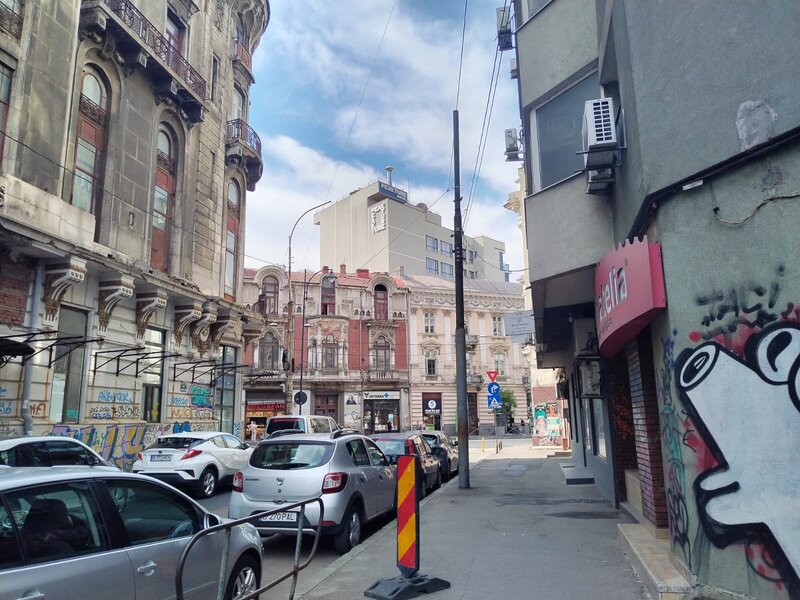 Universitate, Teatrul National, bloc an 80,