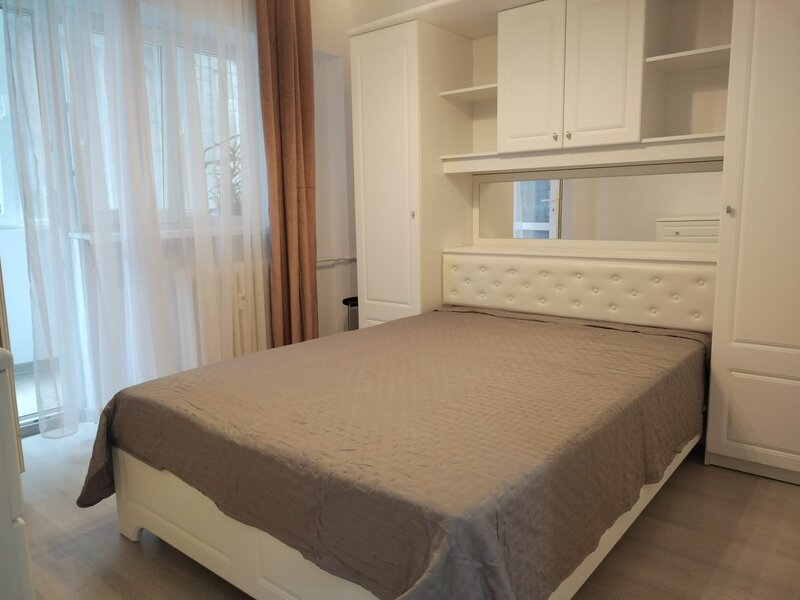 Universitate, Teatrul National, bloc an 80,