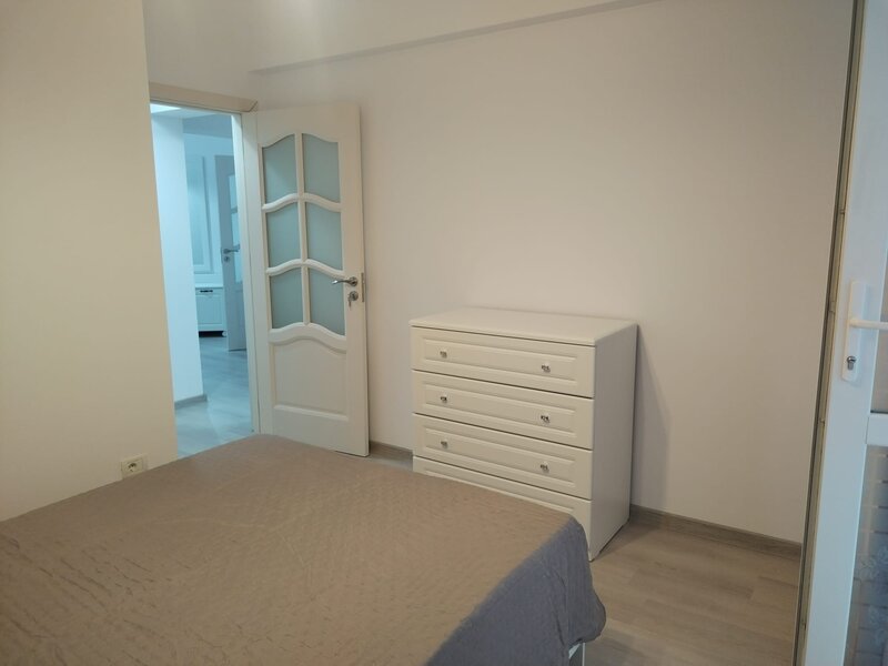 Universitate, Teatrul National, bloc an 80,