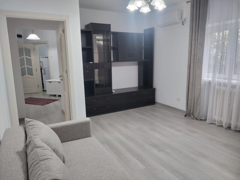 Universitate, Teatrul National, bloc an 80,