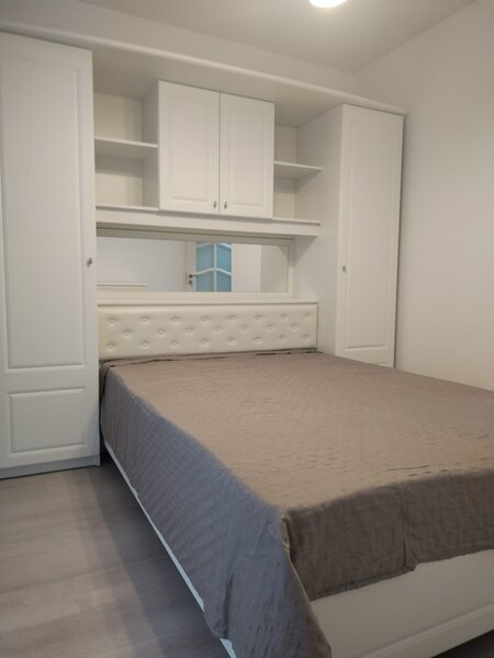 Universitate, Teatrul National, bloc an 80,