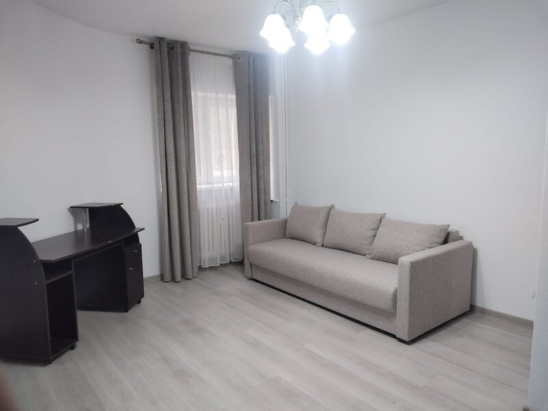 Universitate, Teatrul National, bloc an 80,