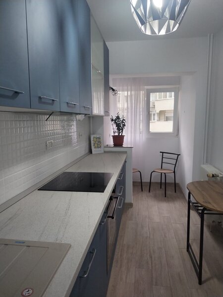 Universitate, Teatrul National, bloc an 80,